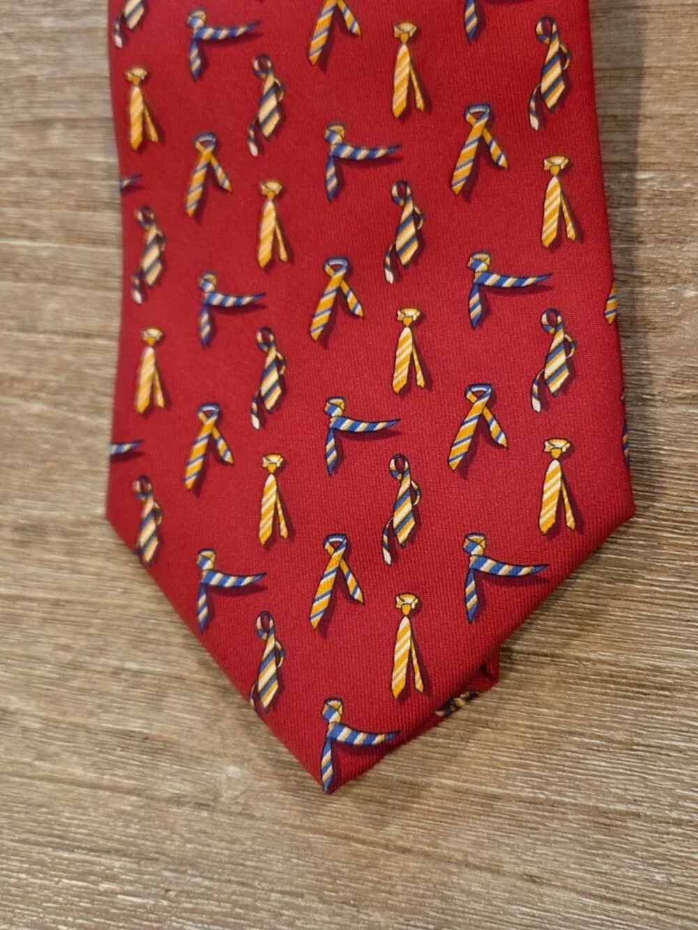 Salvatore Ferragamo Red Ribbon Symbol Silk Men's Neck Tie (3.75